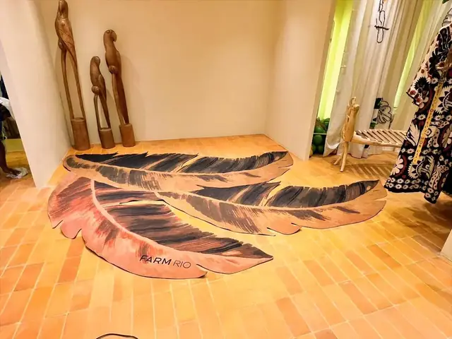 Tapete personalizado em formato de folha na loja Farm Rio